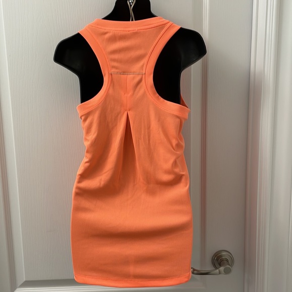 Puma drycell workout tank with center back dart racerback and drops at btm Sz M - Picture 3 of 6